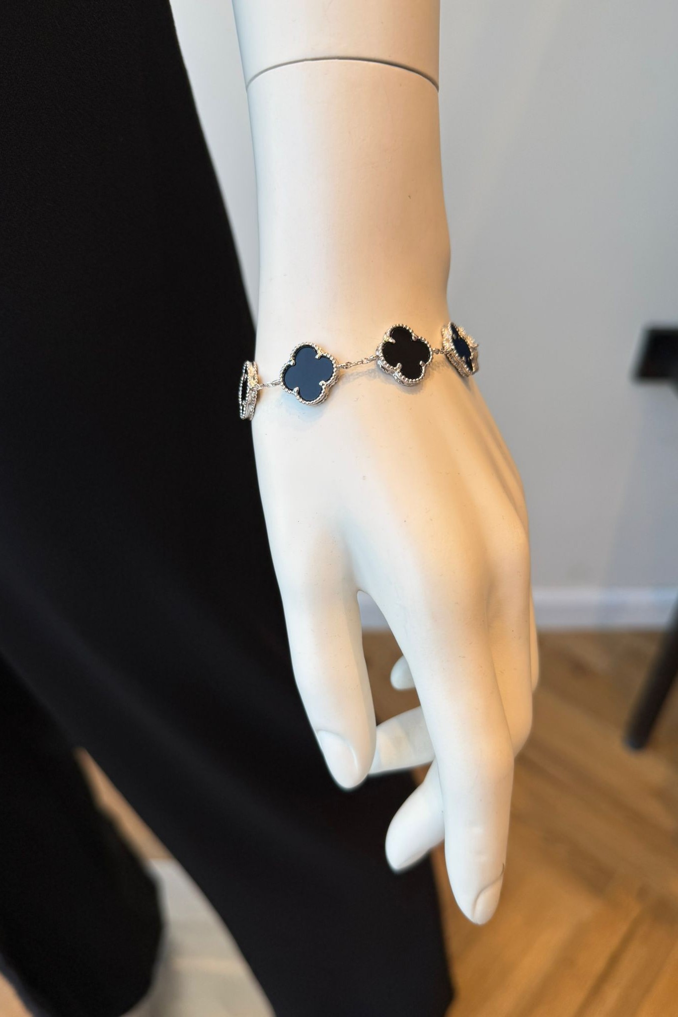 לוק ערב שחור עם טוויסט – תמונה 5