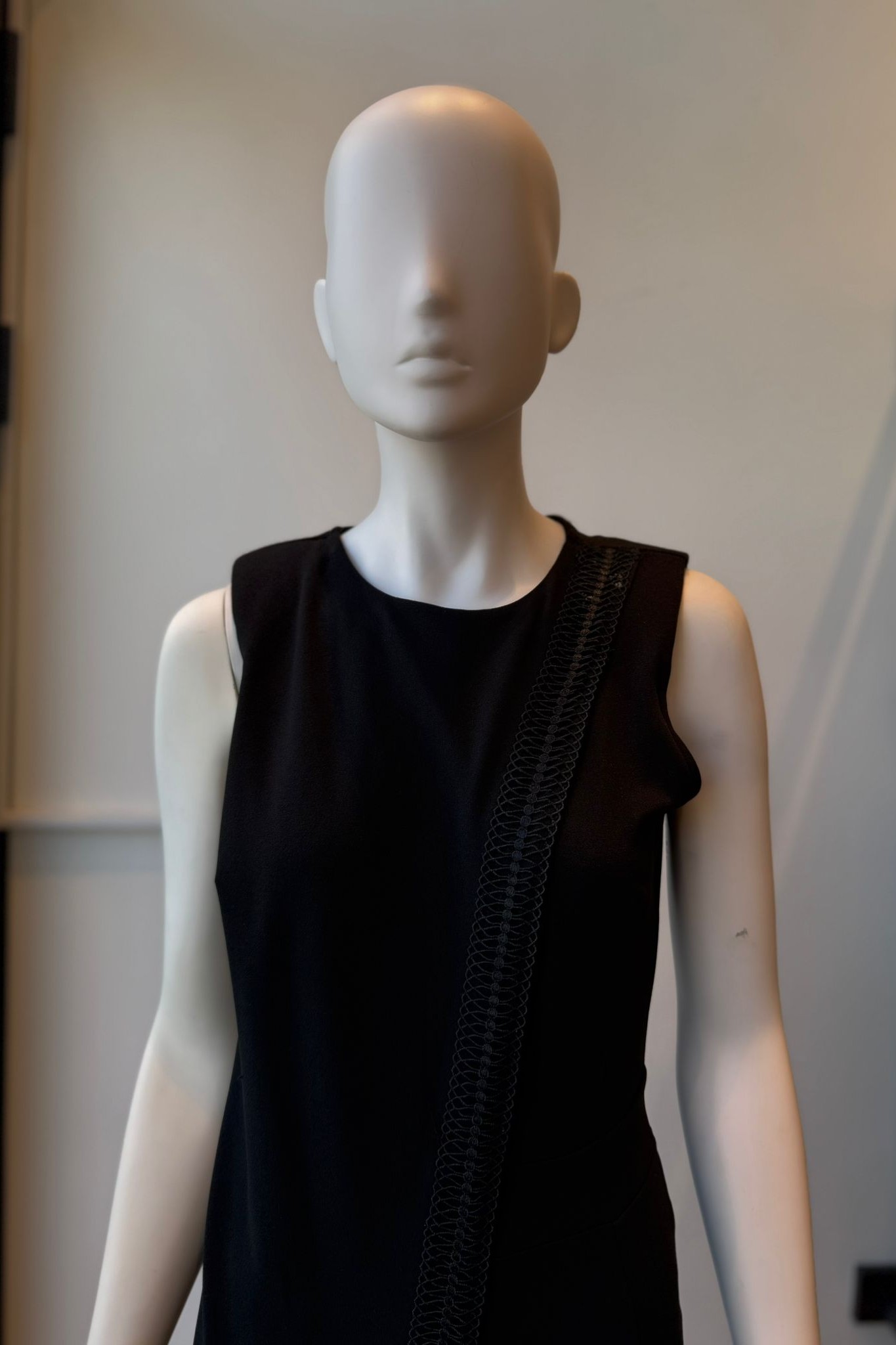 לוק ערב שחור עם טוויסט – תמונה 3