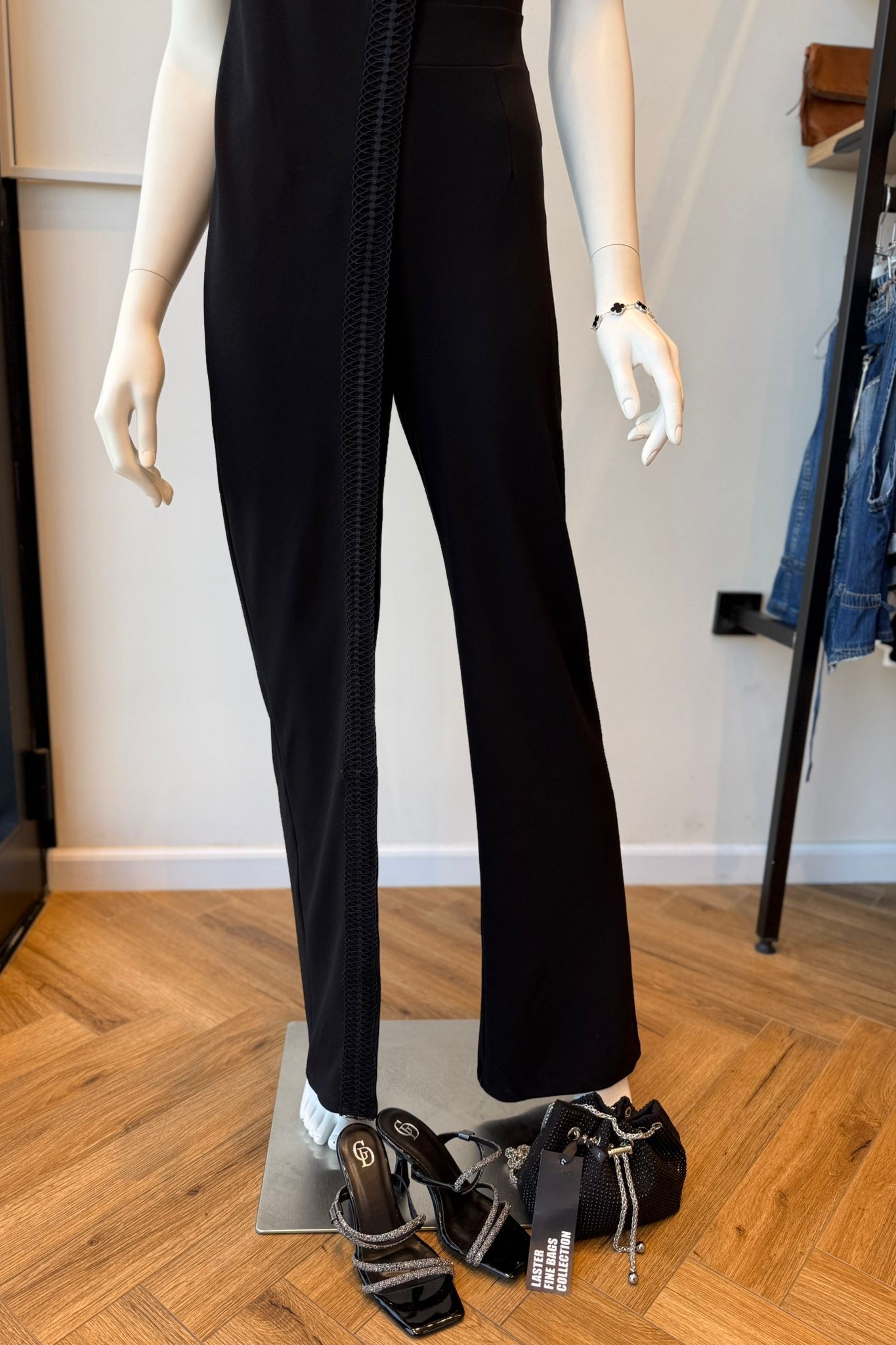 לוק ערב שחור עם טוויסט – תמונה 4