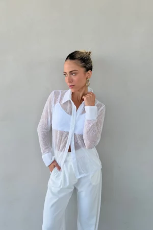 מכופתרת תחרה