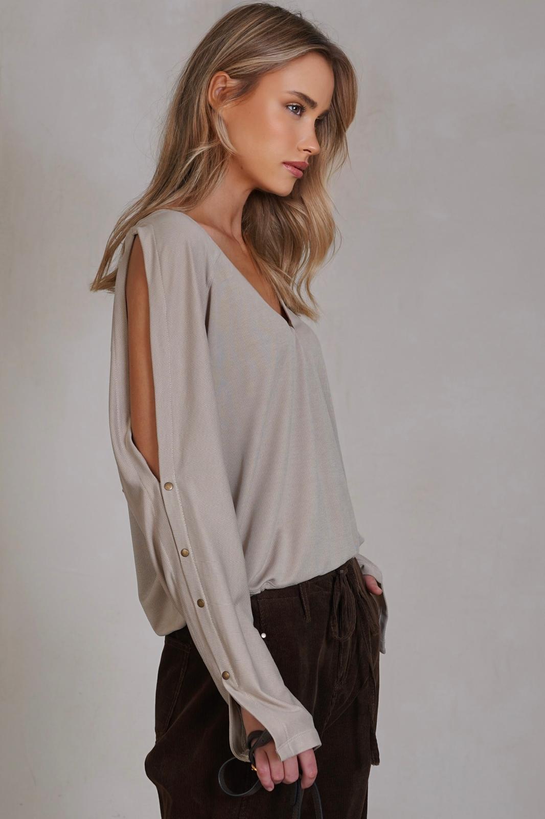 חולצה וי תיקתקים – תמונה 6