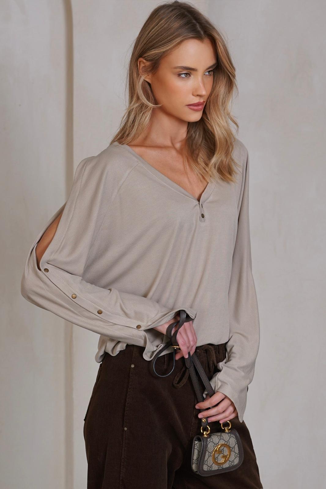 חולצה וי תיקתקים