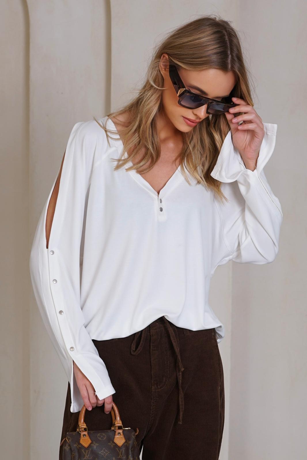 חולצה וי תיקתקים – תמונה 3