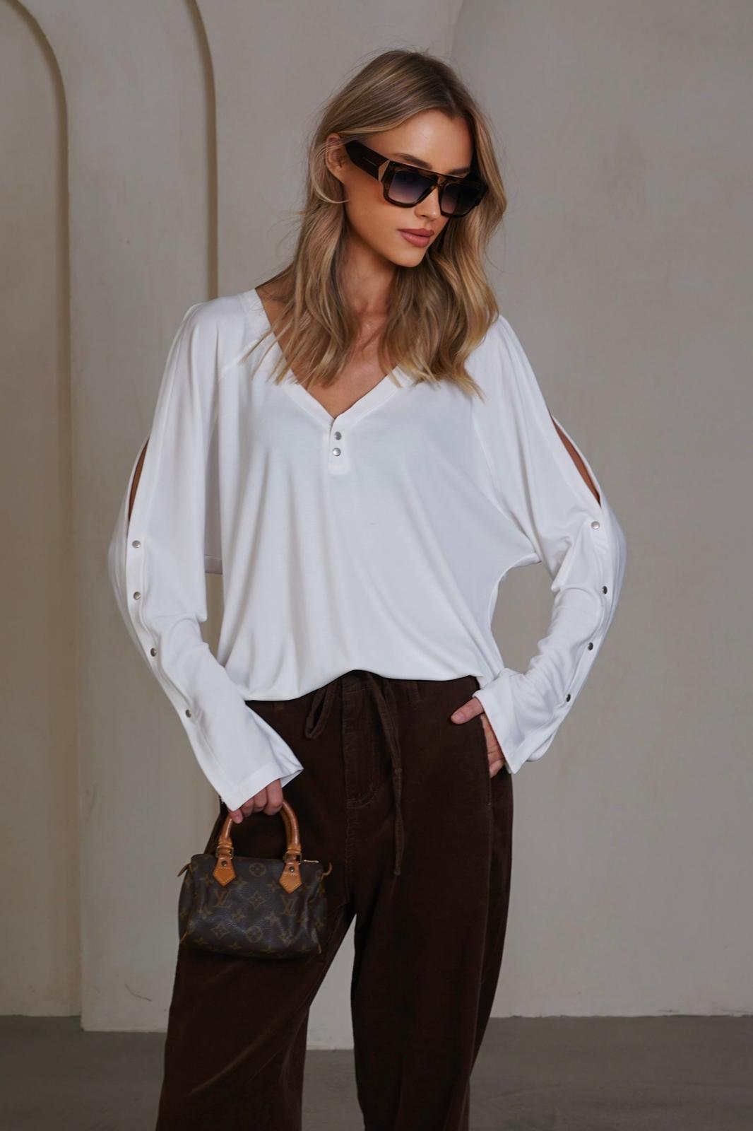 חולצה וי תיקתקים – תמונה 2