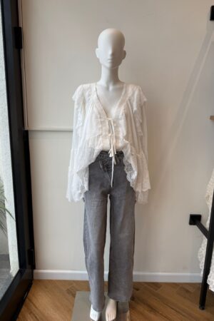 ג'ינס א-סימטרי עם חולצת מלמלה