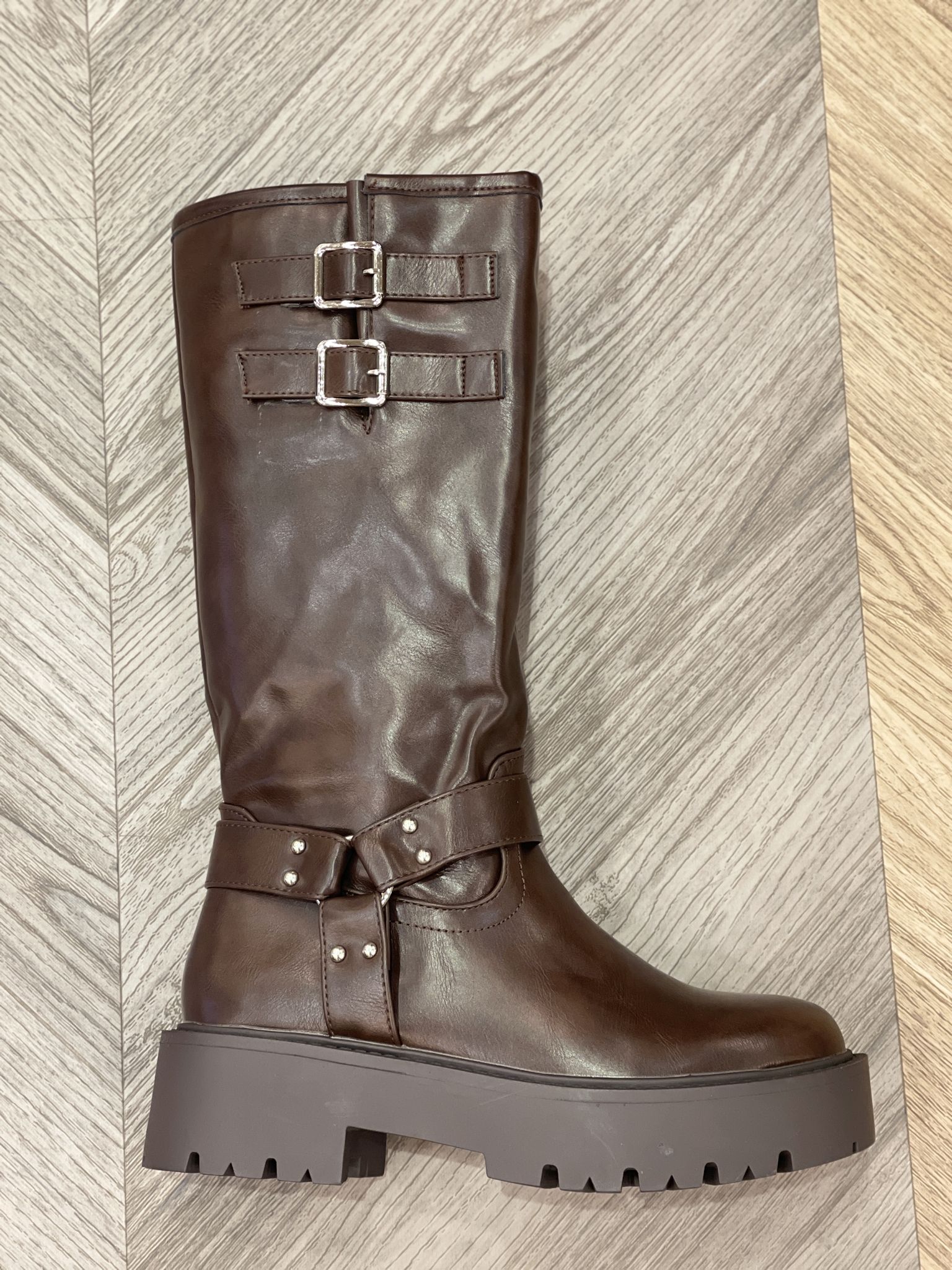 מגפי ברך נשים חום דמוי עור, אבזמים כפולים וסוליית טרקטור D8196 – תמונה 3