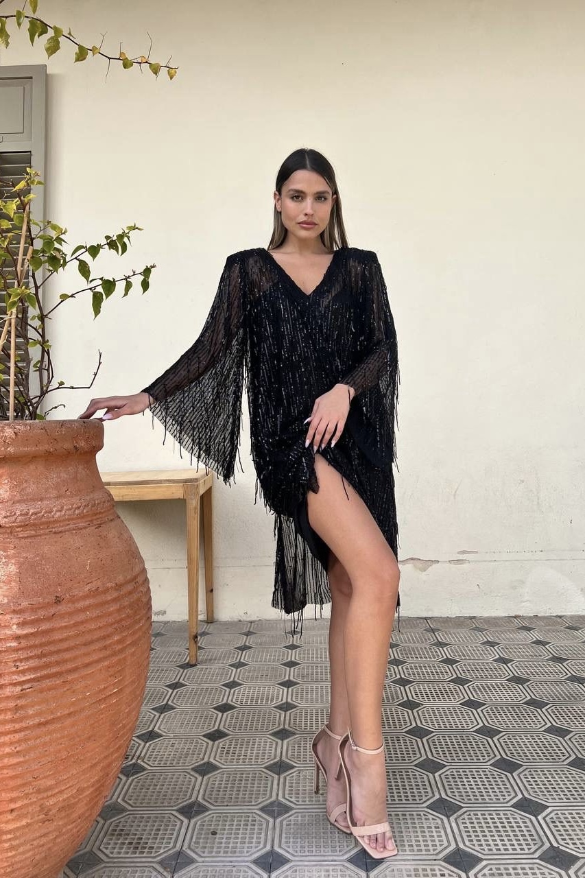 שמלת פרנזים מיני מפתח וי גזרת אוברסייז – תמונה 3