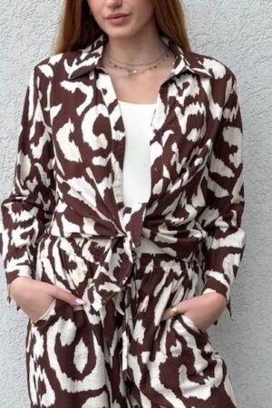 חולצה מכופתרת חום-לבן בהדפס גרפי - יבוא מפריז