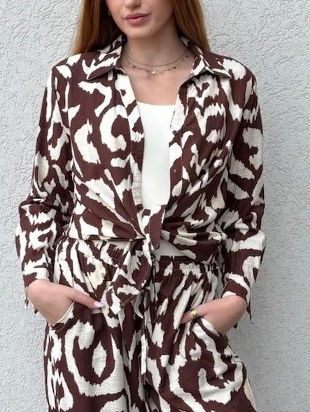 חולצה מכופתרת חום-לבן בהדפס גרפי - יבוא מפריז