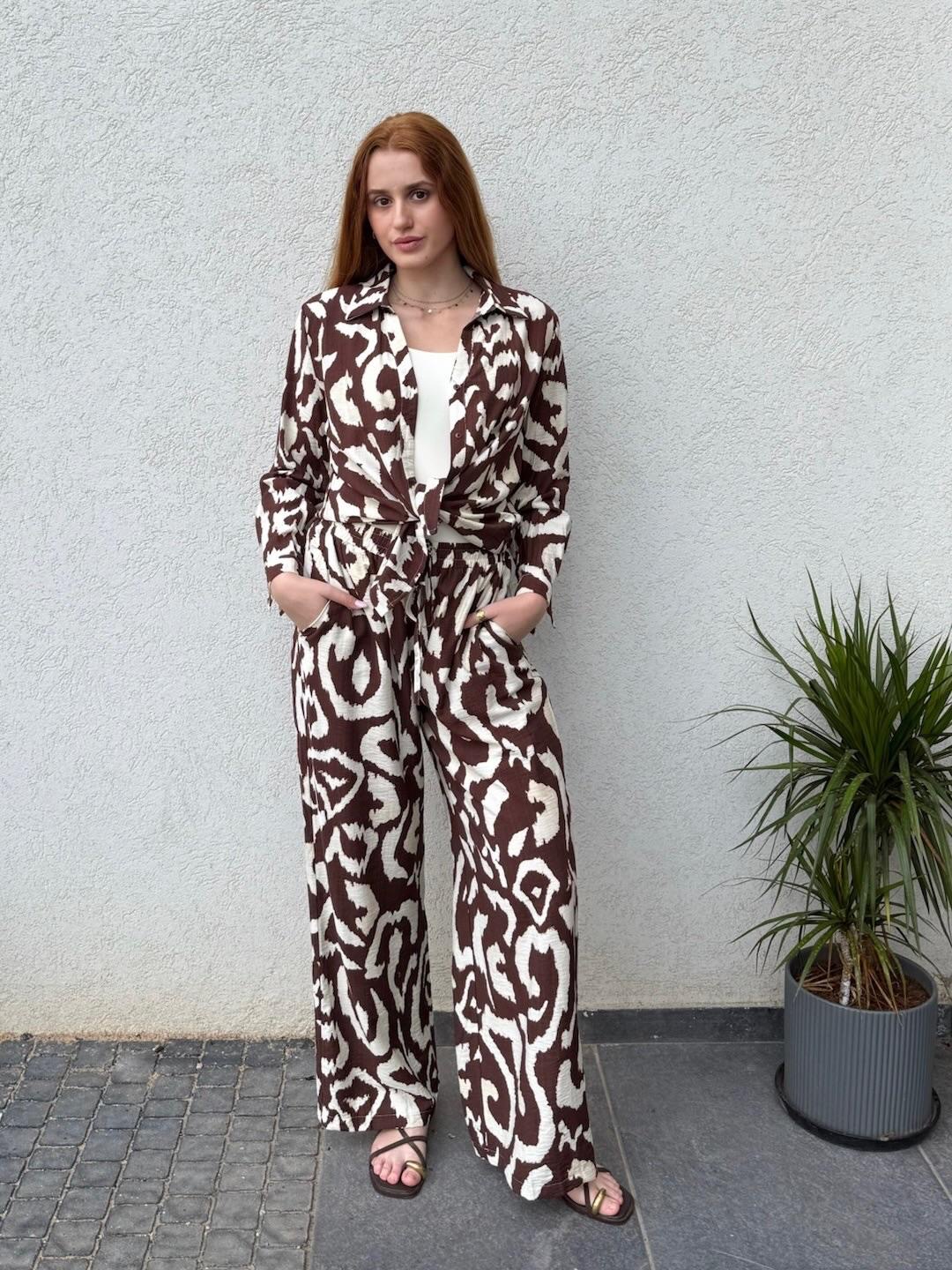 חולצה מכופתרת חום-לבן בהדפס גרפי - יבוא מפריז – תמונה 3