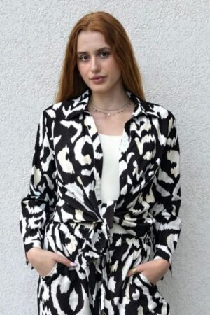 חולצה מכופתרת שחור־לבן בהדפס גרפי - יבוא מפריז