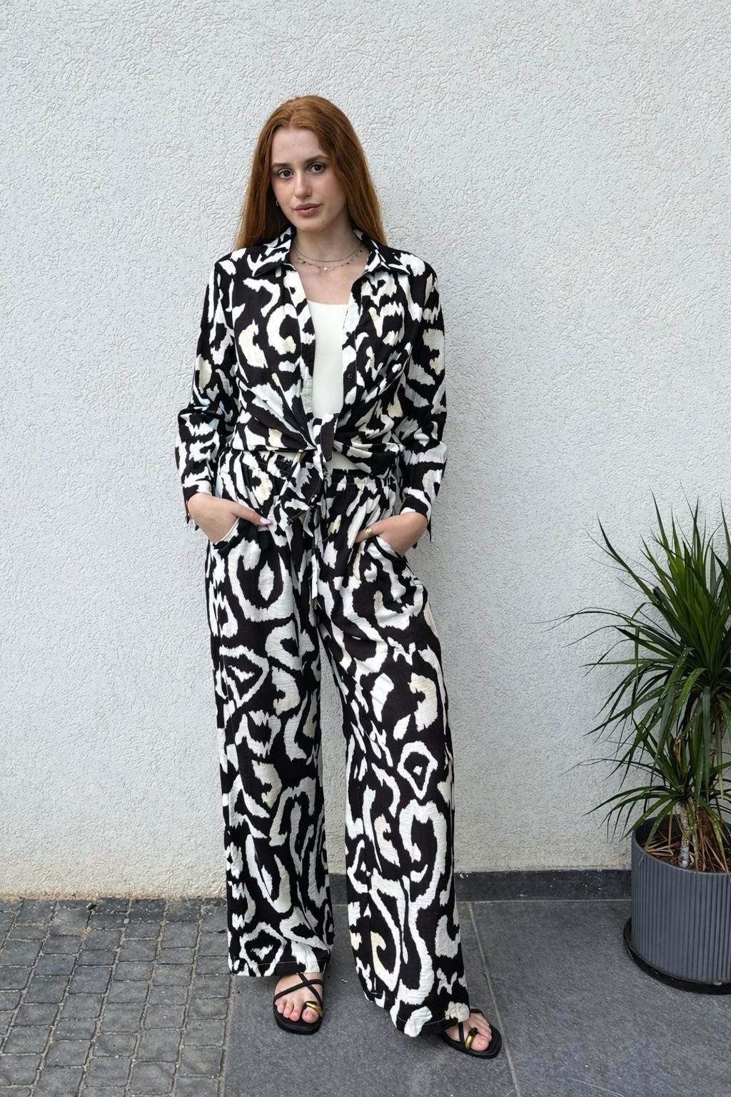 חולצה מכופתרת חום-לבן בהדפס גרפי - יבוא מפריז – תמונה 2