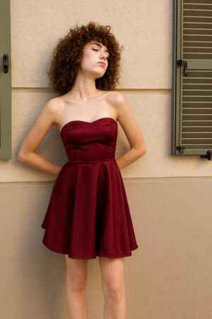 שמלת סטרפלס מיני בצבע בורדו
