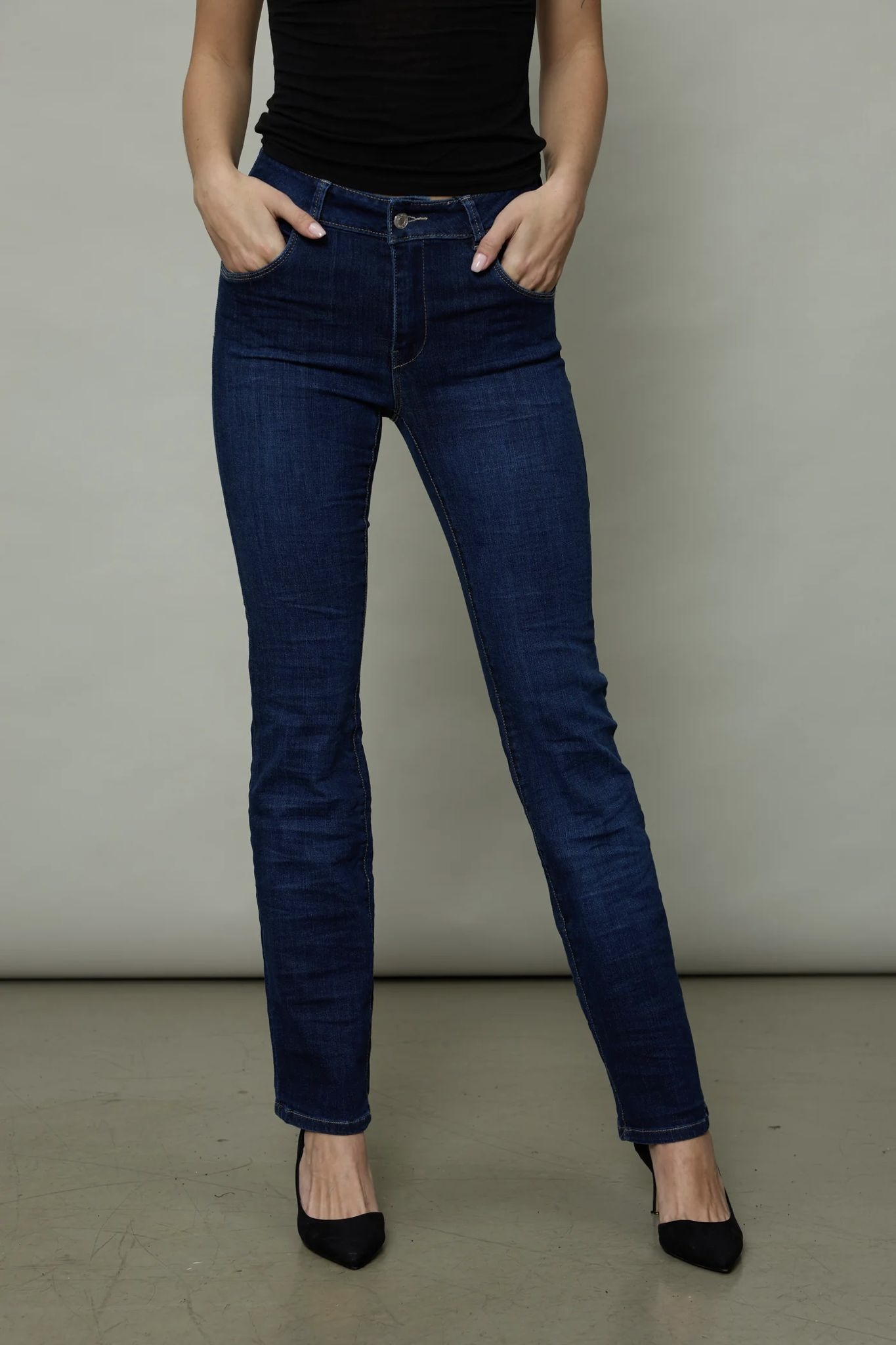 גינס כחול כהה סקיני בגזרה ישרה – תמונה 4