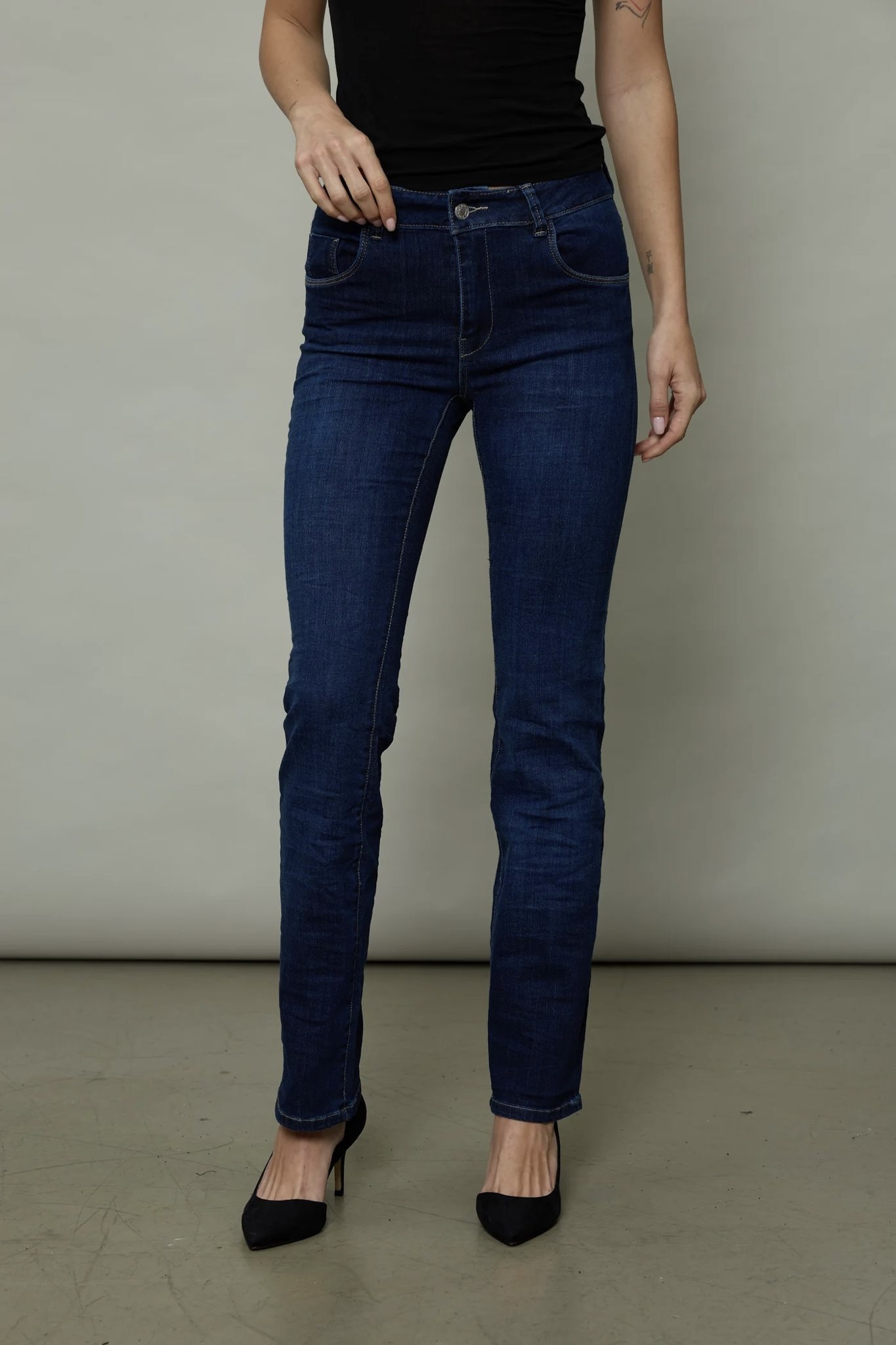 גינס כחול כהה סקיני בגזרה ישרה