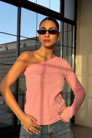 FM חולצה כתף אחת