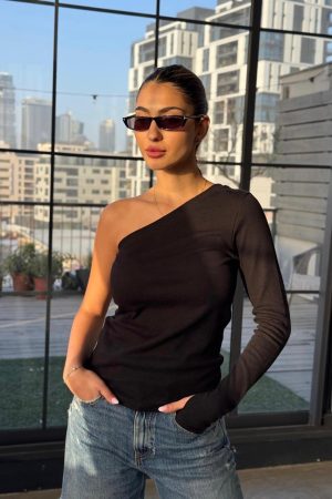 FM חולצה כתף אחת