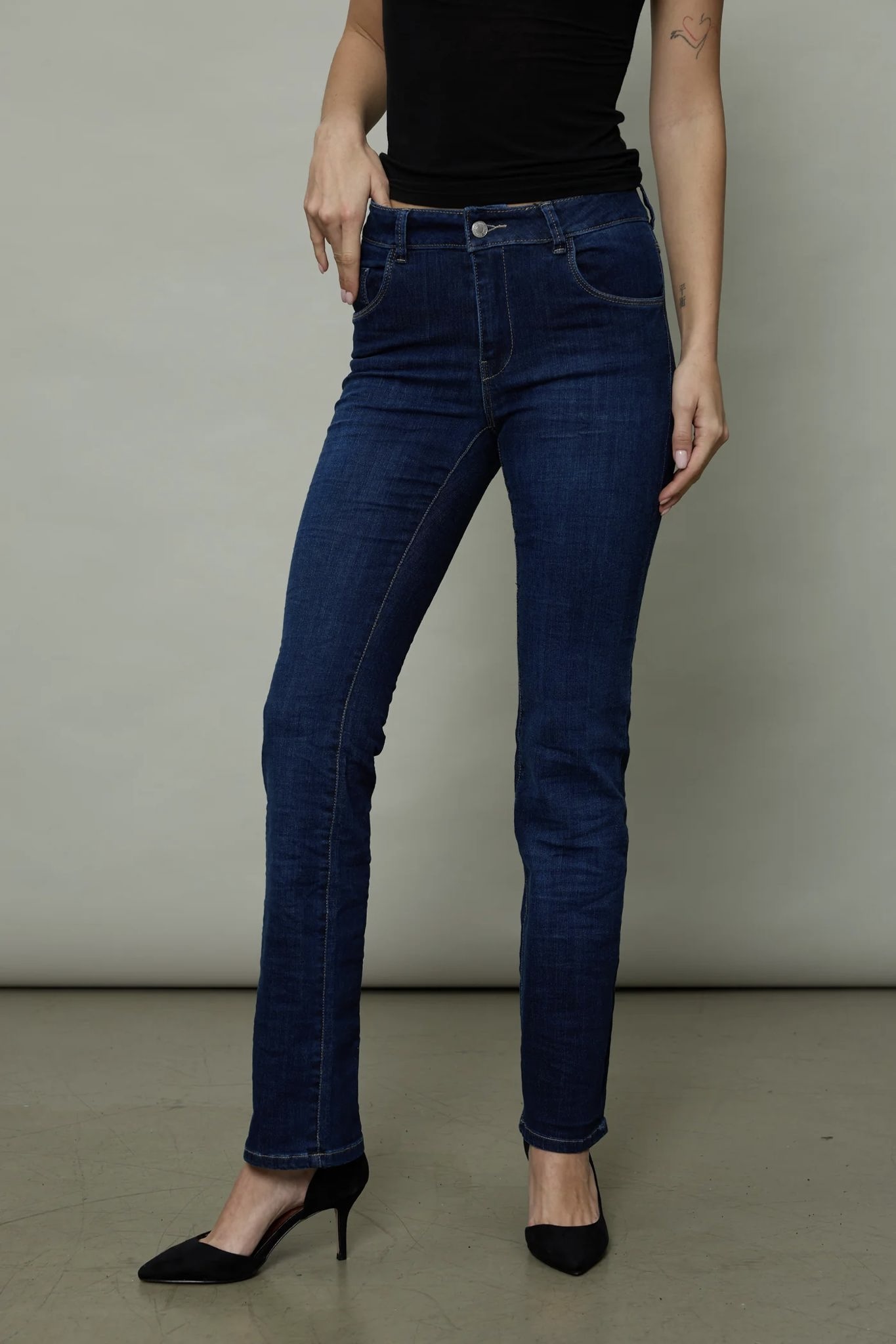 גינס כחול כהה סקיני בגזרה ישרה – תמונה 2