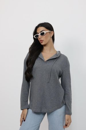 חולצה מבד פשתן עם כובע קפוצון ושרוך לקשירה